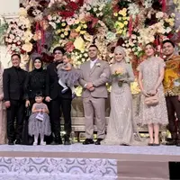 Outfit Kondangan Publik Figure Hadir di Ngunduh Mantu Yislam Kakak Fadil Jaidi. [@attahalilintar]