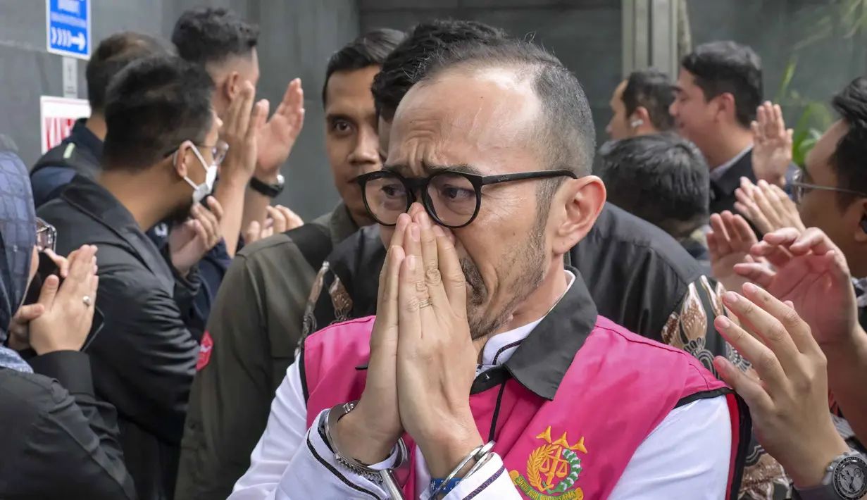 Riva divonis bersama terdakwa lainnya, yakni Maya Kusmaya selaku bekas Direktur Pemasaran Pusat dan Niaga PT Pertamina Patra Niaga yang juga divonis 9 tahun penjara dan denda Rp1 miliar subsider 190 hari. Tampak dalam foto, mantan Direktur Utama PT Pertamina Patra Niaga, Riva Siahaan, saat menuju ke ruang sidang untuk mendengar pembacaan vonis oleh majelis hakim Pengadilan Tindak Pidana Korupsi, Jakarta, Kamis (26/2/2026). (BAY ISMOYO/AFP)