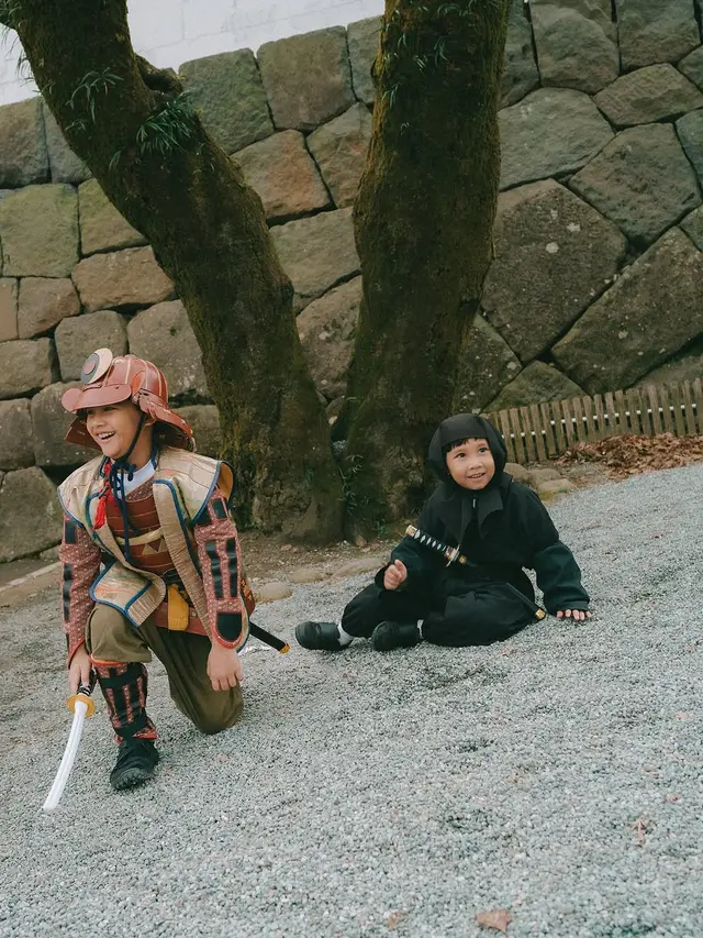 Bukan Kimono, Gaya Kompak Keluarga Andien Aisyah Bergaya ala Samurai, Princess, dan Ninja di Jepang