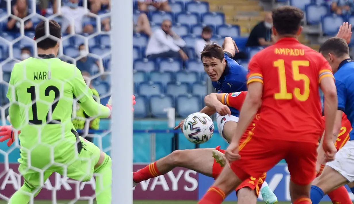 Federico Chiesa sukses mencetak gol pembuka yang penting dalam kemenangan Italia atas Austria. Chiesa pun berpeluang untuk diturunkan menjadi starter saat melawan Belgia untuk memberikan dampak langsung pada permainan Italia.  (Foto: AFP/Pool/Mike Hewitt)
