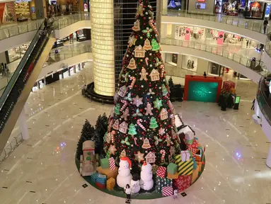 Dekorasi Pohon Natal terlihat di Senayan City, Jakarta, Senin (21/12/2020). Senayan City menghadirkan Classic Christmas tree setinggi 18 meter yang dipenuhi dengan hiasan ornamen khas Natal manusia salju serta candy cane. (Liputan6.com/Herman Zakharia)