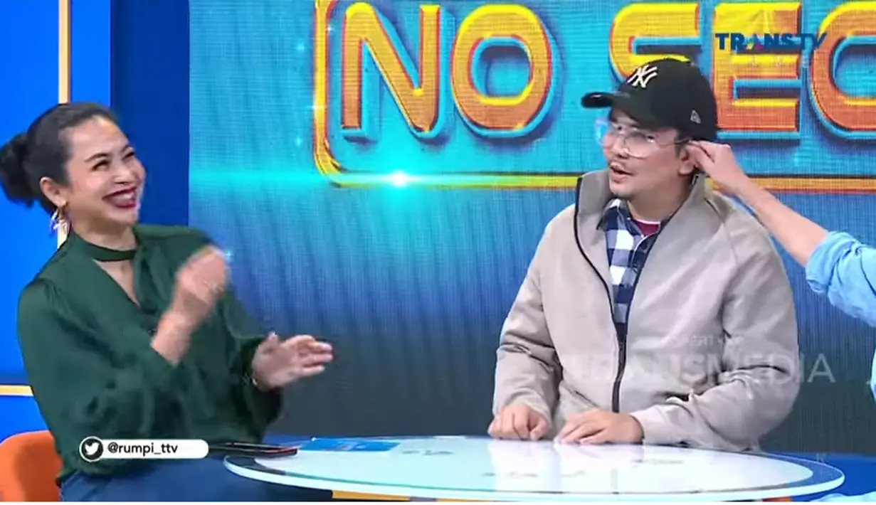 Indra Bekti lantas menjelaskan, bahwa bercerai sudah menjadi kesepakatan. Presenter kocak itu juga langsung meminta maaf ke Aldila. "Ya,  gimana dong, udah gitu. Maaf ya Bun (Aldila Jelita),"  kata Indra lagi. [Youtube/TRANS TV Official]