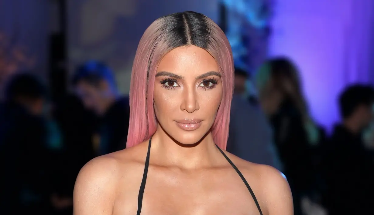Kim Kardashian sendiri peduli akan sampah plastik di laut dan mengunggahnya di Instagram untuk menggugah hati penggemarnya. (W Magazine)