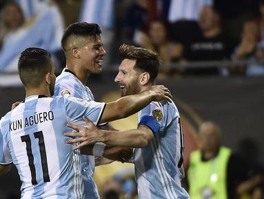 Argentina menggulung Panama dengan skor 5-0, pada laga kedua Grup D Copa America Centenario 2016, di Stadion Soldier Field, Chicago, Amerika Serikat, Sabtu (11/6/2016). Lionel Messi cetak hattrick. (AFP/Omar Torres)