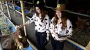 Sejumlah wanita cantik berpakaian ala koboi  siap layani calon pembeli di Mall Hewan Qurban milik Haji Doni di kawasan Depok, Jawa Barat, Selasa (8/9/2015). Kehadiran mereka untuk menarik calon pembeli hewan qurban. (Liputan6.com/Yoppy Renato) 