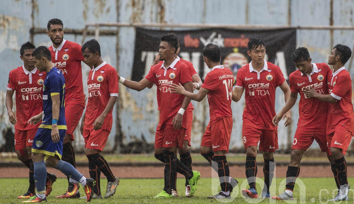 Para pemain Persija Jakarta merayakan gol yang dicetak Sandy Sute ke gawang Cilegon FC pada laga uji coba di Stadion Krakatau Steel Cilegon, Banten, Sabtu (18/3/2017). Persija menang 1-0 atas Cilegon United. (Bola.com/Vitalis Yogi Trisna)