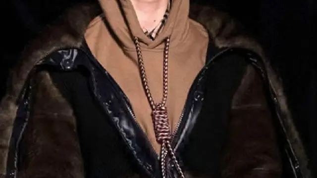Desain tali hoodie yang pernah kontroversial dalam koleksi Burberry