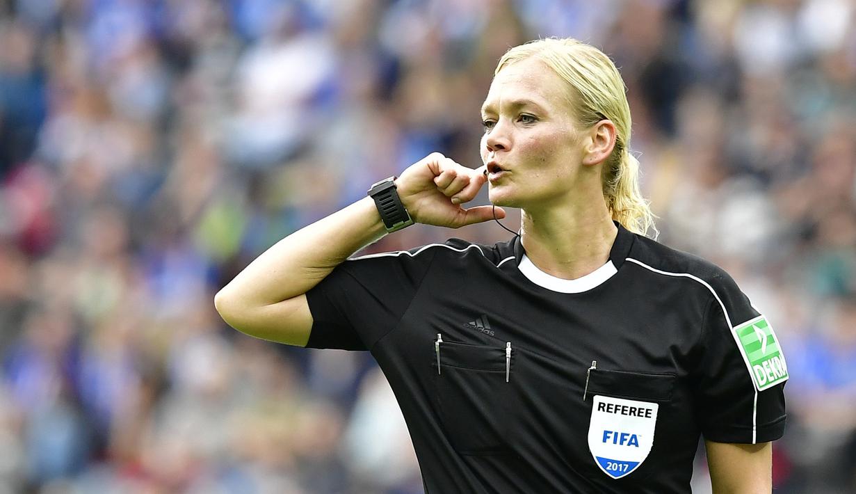 Aksi Bibiana Steinhaus memimpin laga antara Hertha Berlin dan Werder Bremen  pada lanjutan Bundesliga di Berlin, Jerman (10/9/2017). Laga tersebut merupakan debut Bibiana Steinhaus. (AFP/Tobias Schwarz)