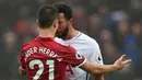 Gelandang Manchester United, Ander Herrera, beradu argumen dengan gelandang Tottenham, Mousa Dembele, pada laga Premier League di Stadion Old Trafford, Manchester, Minggu (28/10/2017). MU menang 1-0 atas Tottenham. (AFP/Oli Scarff)