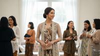 Dress Batik Lilit Kombinasi Outer Polos Simple Elegan untuk Arisan. (Foto: Gemini AI)
