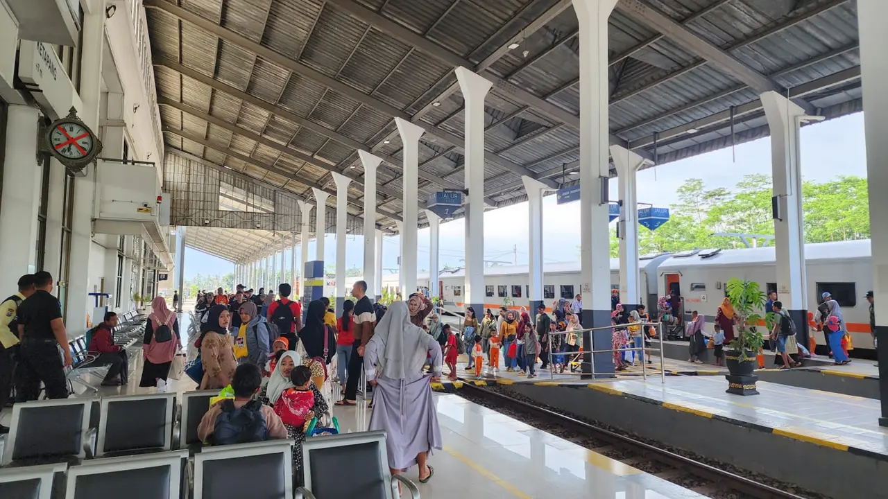 Penumpang Kereta api padati stasiun Ketapang Banyuwangi pada musim liburan  akhir tahun 2025 (Istimewa)