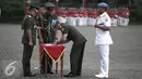 Mayor Jenderal Andika Perkasa menandatangani berita acara saat serahterima Danpaspampres di Jakarta, Rabu (25/5). Brigjen TNI Bambang Suswanto resmi menggantikan Mayor Jenderal Andika Perkasa sebagai Komandan Paspampres. (Liputan6.com/Faizal Fanani)