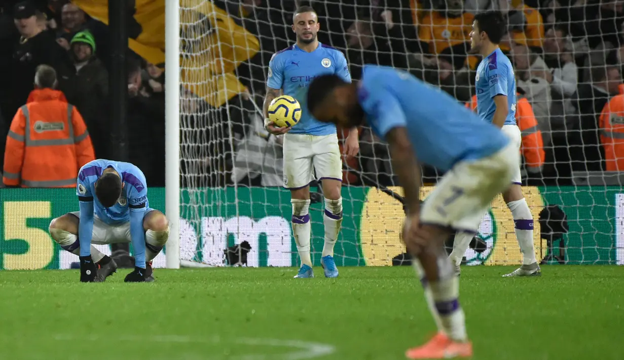 Reaksi para pemain Manchester City setelah pemain Wolverhampton Wanderers Matt Doherty membobol gawang mereka pada pertandingan Liga Inggris di Molineux Stadium, Wolverhampton, Inggris, Jumat (27/12/2019). Manchester City kalah 2-3. (AP Photo/Rui Vieira)