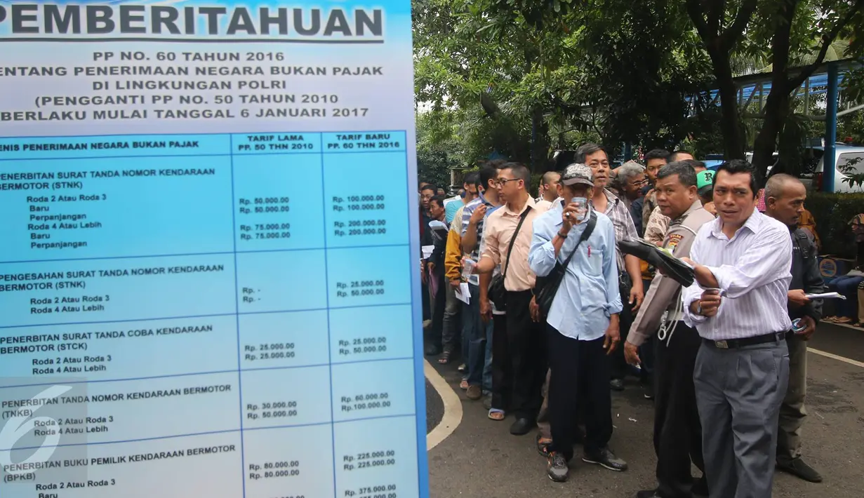 Antrean warga yang akan mengurus surat-surat kendaraan di Gedung Biru Ditlantas Polda Metro Jaya, Jakarta, Kamis (5/1). Kenaikan biaya pengurusan STNK dan BPKB akan di mulai 6 Januari esok. (Liputan6.com/Immanuel Antonius)