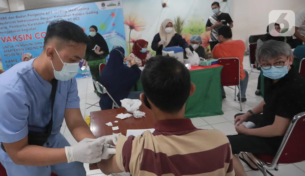 Warga divaksin Covid-19 di Balai Warga  Apartemen Gading Mediterania Residence (MGR) Kelapa Gading, Jakarta, Kamis (17/6/2021). Vaksin massal dengan target 1.000 penghuni selama dua hari untuk mencegah penyebaran Covid-19. (Liputan6.com/Fery Pradolo)