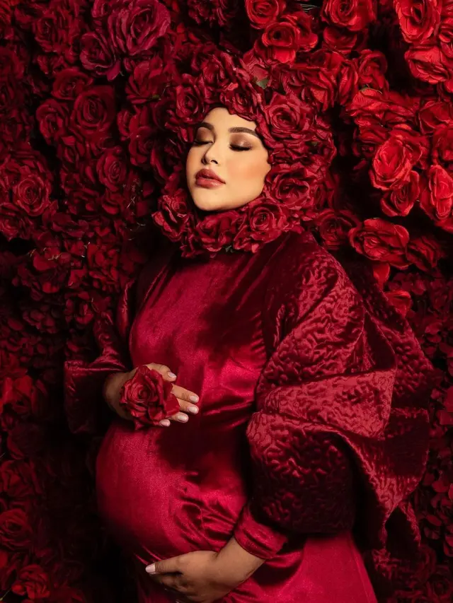 6 Potret Tampilan Aurel Hermansyah dengan Riasan Overdrawn Lips di Maternity Shoot Terbaru