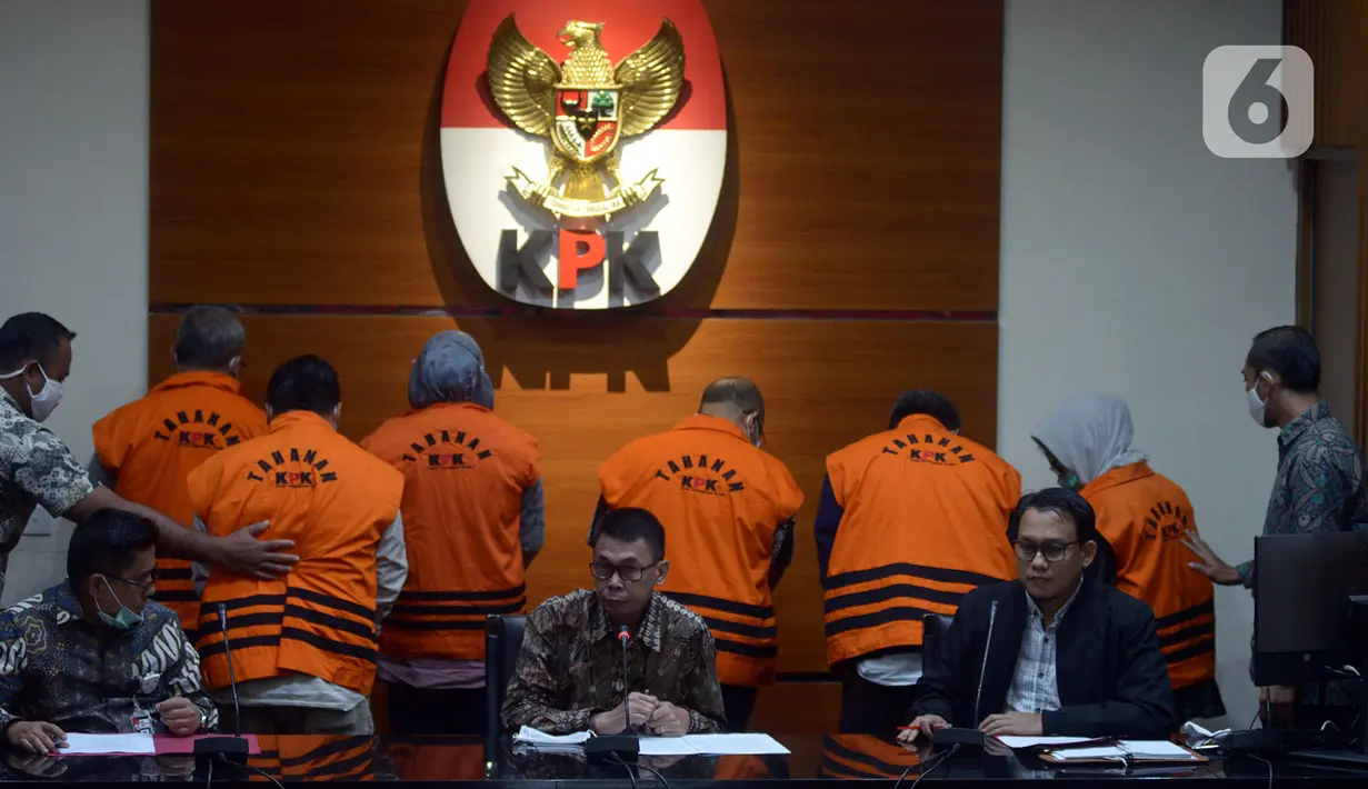 Wakil Ketua KPK Nawawi Pomolango (tengah) mengumumkan hasil OTT terhadap Bupati Kutai Timur Ismunandar di Gedung KPK, Jakarta, Jumat (3/7/2020). Ismunandar dan Istrinya Encek Unguria yang juga Ketua DPRD Kutai Timur tertangkap OTT di sebuah hotel Jakarta. (merdeka.com/Imam Buhori)