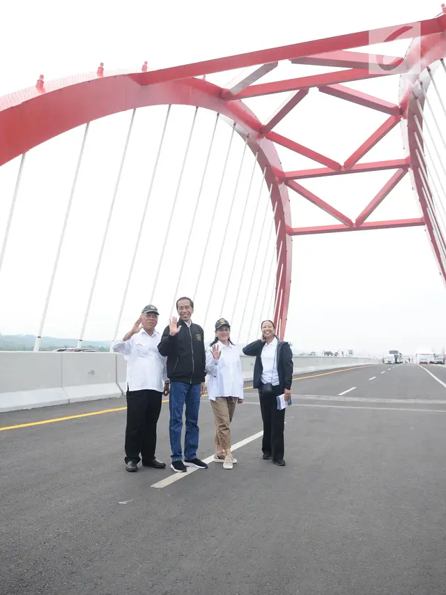 Gaya Jokowi Saat Resmikan Tiga Ruas Tol Trans Jawa