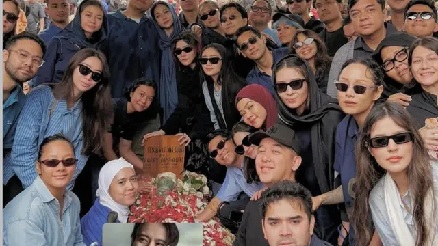 Tara Basro Kenakan Baju Biru di Pemakaman Vidi Aldiano. [@ranggazlaksmana]