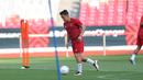 Egy Maulana Vikri menggiring bola di latihan Timnas Indonesia jelang Piala AFF 2022 melawan Kamboja di Stadion Gelora Bung Karno, Selasa (20/12/2022). (Bola.com/Abdul Aziz)