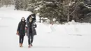 Ringgo, Bjorka, dan Sabai berfoto bersama di dekat lokasi snow boarding. (Sumber: Instagram @sabaidieter)