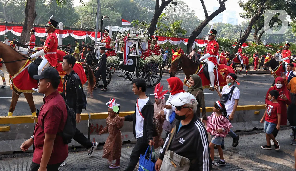 Kemudian dari petugas pasukan kirab diserahkan kepada petugas Purna Paskibraka Duta Pancasila atau Paskibraka 2022. Selanjutnya duplikat bendera Merah Putih dan teks proklamasi dibawa menggunakan kereta kencana Ki Jagarasa meninggalkan Monas menuju Istana Merdeka. (Liputan6.com/Angga Yuniar)
