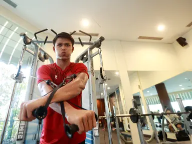 Pemain Indonesia U-20, Hokky Caraka, melakukan latihan di Gym Hotel Sultan, Jakarta, Jumat (24/2/2023). Skuad Garuda Nusantara batal menggelar latihan di Lapangan A Senayan, Jakarta. (Bola.com/M Iqbal Ichsan)