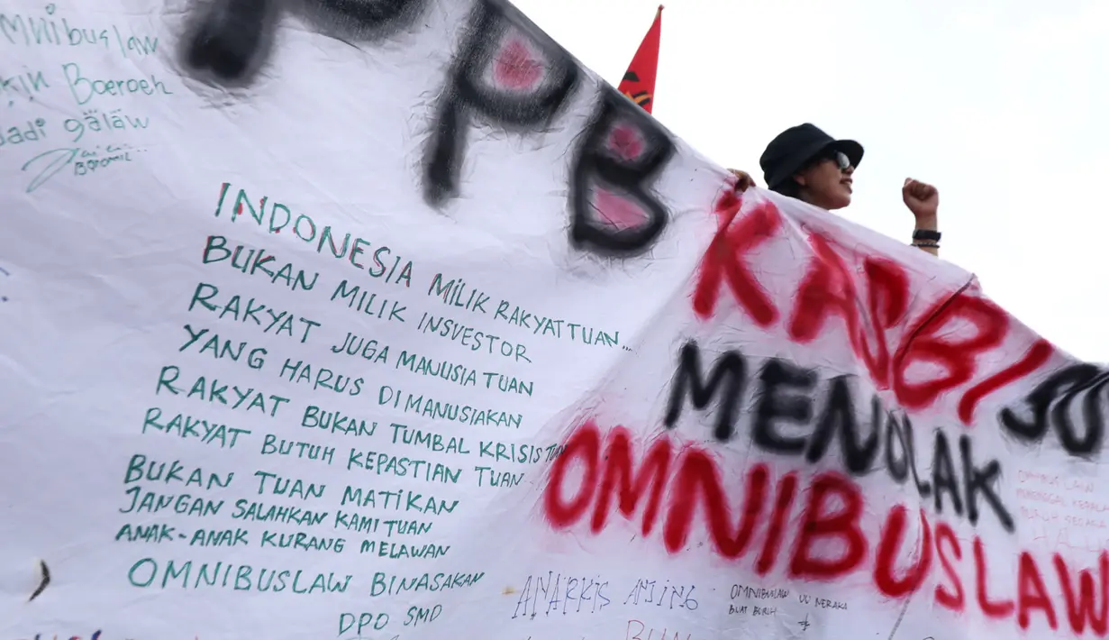 Buruh yang tergabung dalam Gerakan Buruh Bersama Rakyat (Gebrak) berdemonstrasi di depan Gedung DPR, Jakarta, Senin (13/1/2020). Massa menyuarakan penolakan mereka terhadap Omnibus Law Rancangan Undang-Undang Cipta Lapangan Kerja. (Liputan6.con/Johan Tallo)