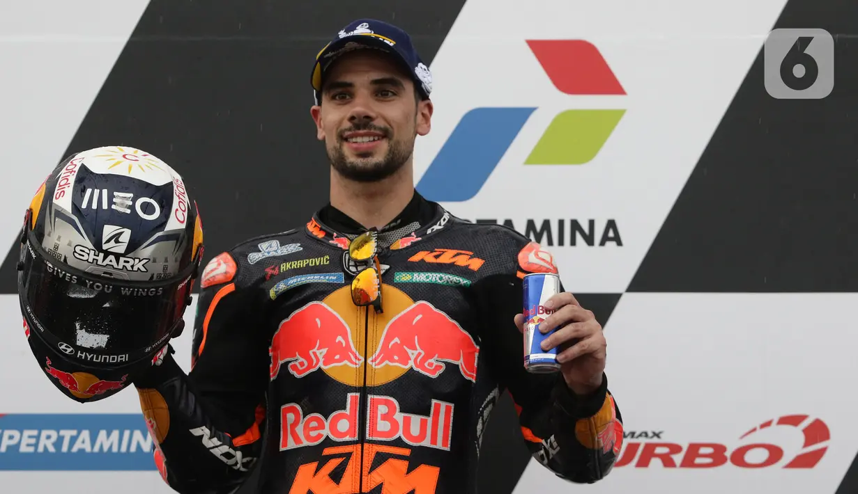 Pembalap MotoGP dari tim Red Bull KTM Factory Racing, Miguel Oliveira usai memenangi ajang Pertamina Mandalika International Street Sirkuit, Nusa Tenggara Barat, Minggu (20/3/2022). Miguel Oliveira menempati podium utama ajang MotoGP Mandalika. (Liputan6.com/Helmi Fithriansyah)