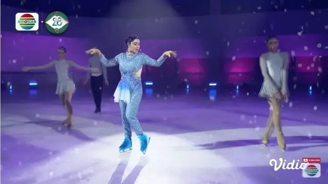 6 Potret Dewi Perssik Nyanyi Sambil Ice Skating di HUT Indosiar ke-28, Pukau Penonton