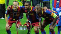 Andres Inesta, Seydou Keita, dan Eric Abidal foto bersama trofi liga champions, setelah menjurainya di Wembley tahun 2011. (AFP)