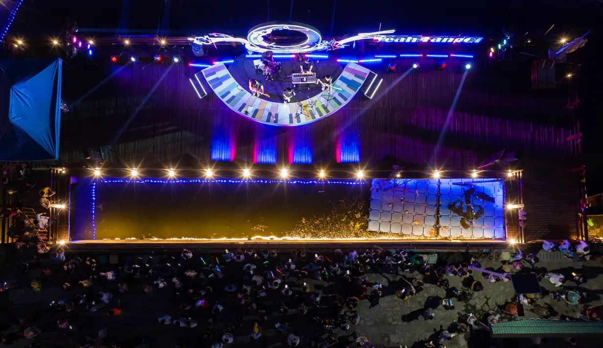 Foto udara memperlihatkan warga menonton pertunjukan di kota kuno Tangqi, Distrik Yuhang, Hangzhou, Provinsi Zhejiang, China, 14 Agustus 2020. Beragam acara digelar setiap Selasa-Sabtu malam guna menambah pilihan kegiatan warga di waktu senggang dan mendongkrak perekonomian lokal. (Xinhua/Xu Yu)