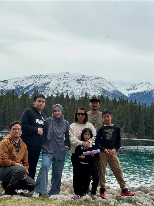 7 Potret Cindy Fatikasari dan Tengku Firmansyah Piknik di Kanada dengan Pemandangan Indah