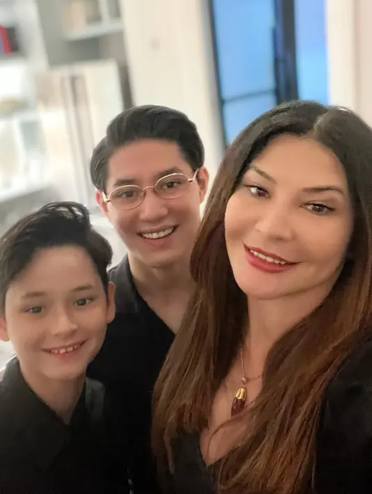 Mereka adalah Teuku Rassya yang merupakan anak sulung dan adiknya, Kenzou. [Instagram @tamarablezynski]