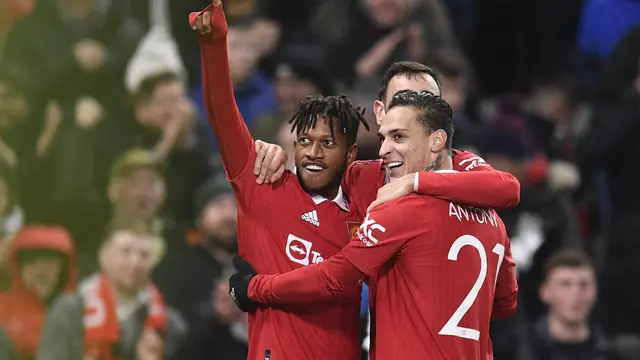 Gelandang MU Fred merayakan gol ke gawang Reading di ajang Piala FA