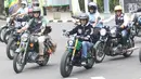 Presiden Joko Widodo (kiri) mengendarai motor Kawasaki W175 miliknya mengelilingi Kota Bandung, Minggu (11/10). Presiden Jokowi ditemani Gubernur Jawa Barat Ridwan Kamil dan pengendara sepeda motor dari berbagai komunitas. (Liputan6.com/Angga Yuniar)