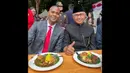 <p>Pelatih Timnas Indonesia, Patrick Kluivert (kiri) berfoto bersama dengan Dubes Indonesia untuk Belanda, Petahana Mayerfas saat menyantap nasi kuning setelah mengikuti upacara pengibaran bendera merah putih dalam perayaan hari ulang tahun kemerdekaan Indonesia ke-80 di KBRI Den Haag, Belanda, Minggu (17/08/2025). (Source: Twitter)</p>