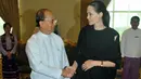 Angelina Jolie bersalaman dengan Presiden Myanmar Thein Sein di rumah presiden di Naypyitaw, Myanmar, (29 /7/2015). (Bintang/EPA)