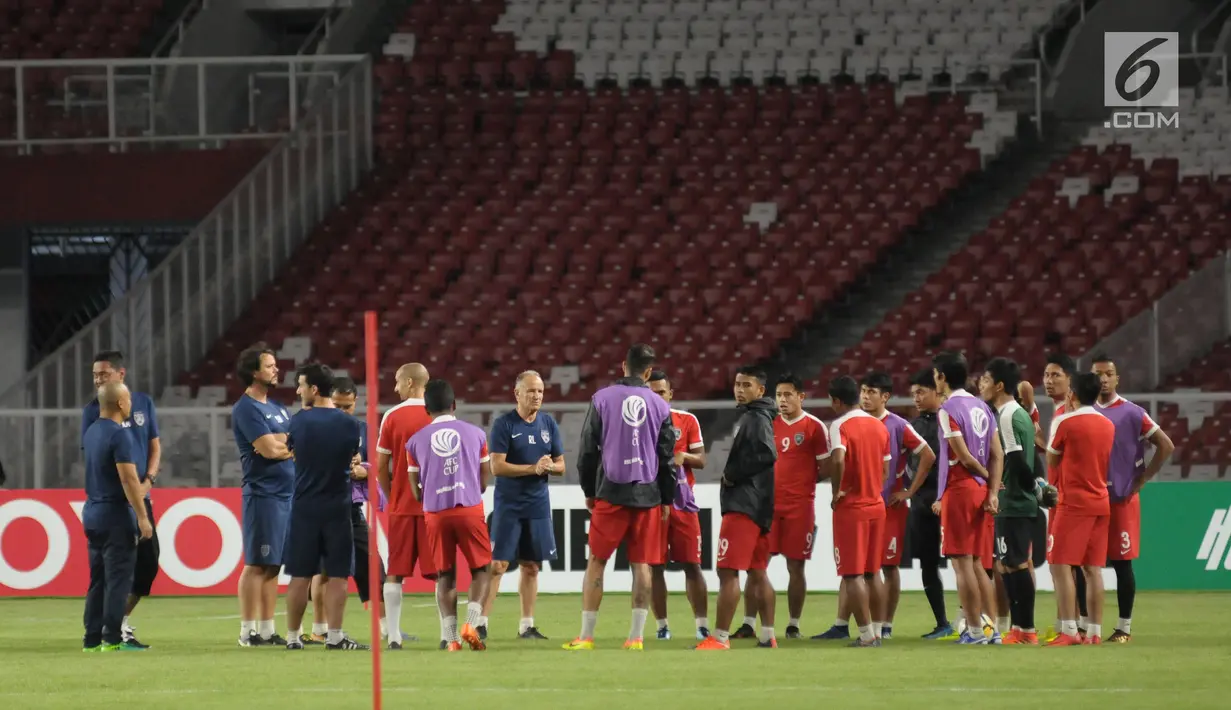 Pelatih Johor Darul Ta'zim (JDT), Raul Longhi (tengah) memberi arahan jelang latihan resmi penyisihan Grup H Piala AFC 2018 melawan Persija di Stadion GBK, Jakarta, Senin (9/4). Laga kedua tim akan digelar, Selasa (10/4). (Liputan6.com/Helmi Fithriansyah)