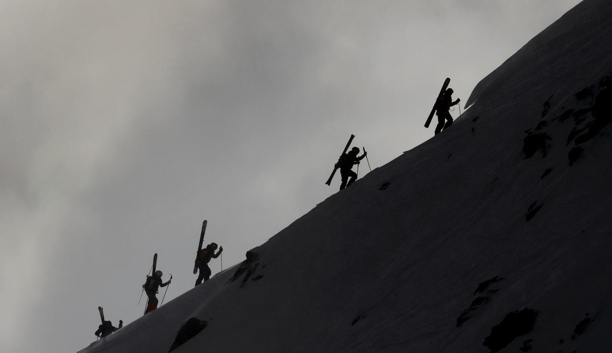 Para atlet freeride mendaki gunung Bec des Rosses, Swiss, untuk menyelesaikan nomor men's ski final Verbier Xtreme Freeride World Tour, (3/4/2016). (AFP/Fabrice Coffrini)