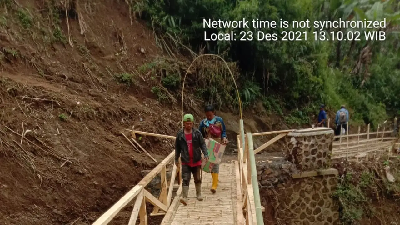 Keberadaan jembatan warga Cimasuk, termasuk vital bagi mereka, sebagian besar masyarakat desa Cintamanik dan desa lainnya, kerap berlalu lalang meggunakan fasilitas jembatan itu setiap hari.