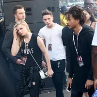 Pasangan sejoli yang masih belia, Chloe Moretz dan Brooklyn Beckham tertangkap kamera paparazi sedang berkencan sepanjang jalan di London, Inggris. Keduanya pun tak malu tutupi hubungan mereka. (AFP/Bintang.com) 