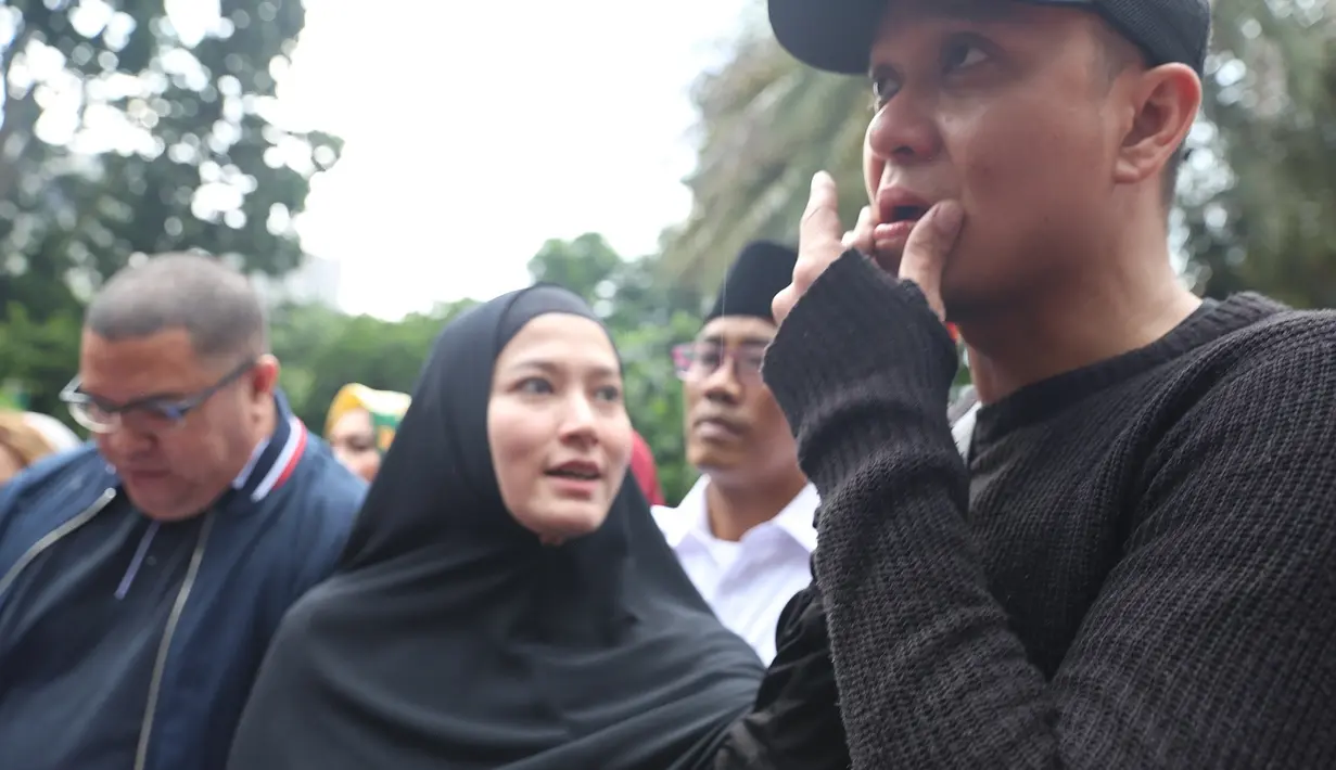 "Saya mendampingi ibu Lyra Virna. Kita kooperatif. Saya dengan Lyra Virna datang untuk memenuhi panggilan sebagai tersangka," ujar Razman Arif Nasution saat ditemui, sesaat setelah sampai di Ditreskrimsus, Polda Metro Jaya.  (Nurwahyunan/Bintang.com)