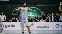 Pemain asing Prawira Bandung Brandone Francis beraksi di IBL 2023