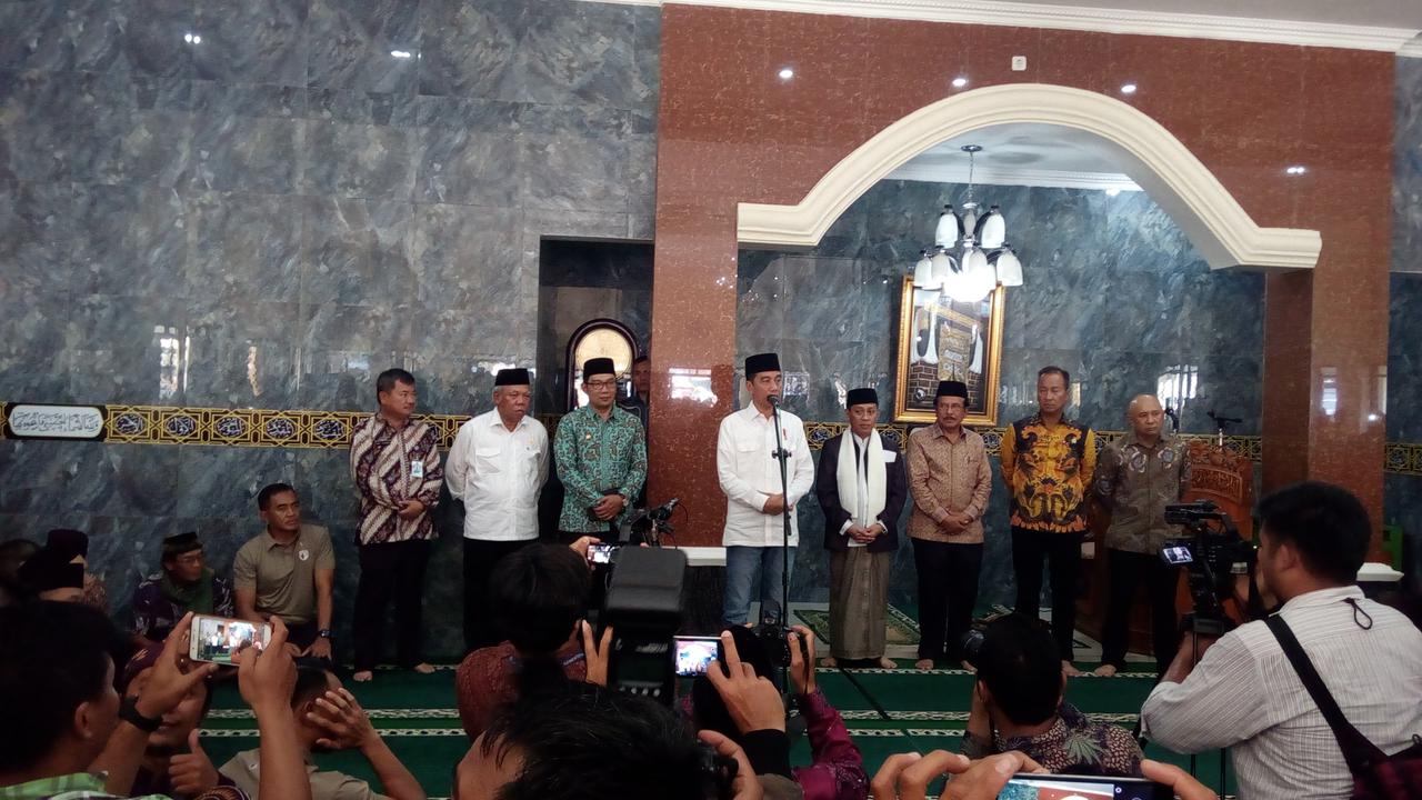 Sambutan Presiden Jokowi sebelum pembagian sertifkat wakaf di Masjid agung, Alun-alun Cibatu, Garut