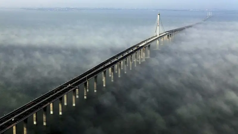 Jembatan terpanjang di dunia diresmikan oleh Presiden Xi Jinping di Zhuhai, Selasa 23 Oktober 2018 (AP/Yan Runboo)