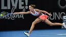 Petenis asal Republik Ceko, Kristyna Pliskova mengejar bola saat melawan petenis dari AS, Catherine Bellis dalam turnamen tenis Brisbane International di Brisbane (3/1). (AFP Photo/Saeed Khan)