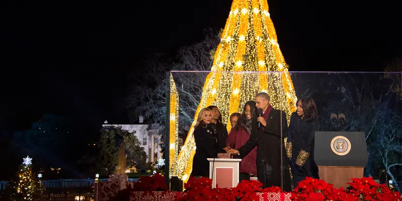 20151203-Obama dan Keluarga Nyalakan Pohon Natal Nasional-Washington