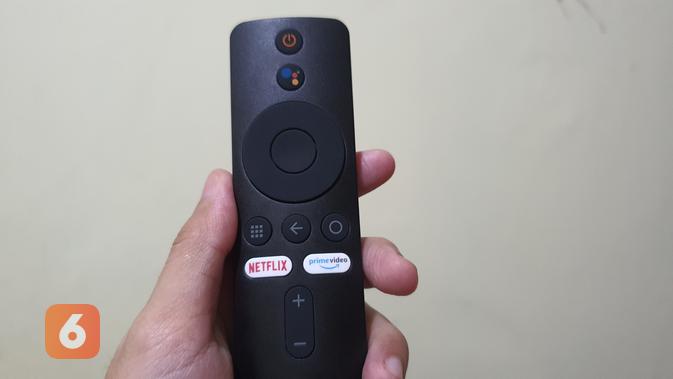 Remote pada Mi TV Stick, perangkat streaming portabel Xiaomi yang mampu ubah TV biasa menjadi smartTV (Liputan6.com/ Agustin Setyo W)