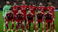 (Dari kiri ke kanan, baris belakang) Kiper Liverpool asal Georgia #25, Giorgi Mamardashvili, striker Liverpool asal Prancis #22, Hugo Ekitike, bek Liverpool asal Belanda #04, Virgil van Dijk, bek Liverpool asal Prancis #05, Ibrahima Konate, gelandang Liverpool asal Hungaria #08, Dominik Szoboszlai, dan gelandang Liverpool asal Belanda #38, Ryan Gravenberch, (Dari kiri ke kanan, baris depan) bek Liverpool asal Irlandia Utara #12, Conor Bradley, bek Liverpool asal Skotlandia #26, Andrew Robertson, gelandang Liverpool asal Argentina #10, Alexis Mac Allister, gelandang Liverpool asal Jerman #07, Florian Wirtz, dan striker Liverpool asal Mesir #11, Mohamed Salah, berpose untuk foto tim menjelang kick-off pertandingan League Phase Liga Champions UEFA antara Liverpool dan Real Madrid di Anfield, Liverpool, barat laut Inggris pada 5 November 2025. (Paul ELLIS/AFP)